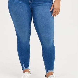 NWT TORRID SKI HI JEANS IN SIZE 22 SHORT